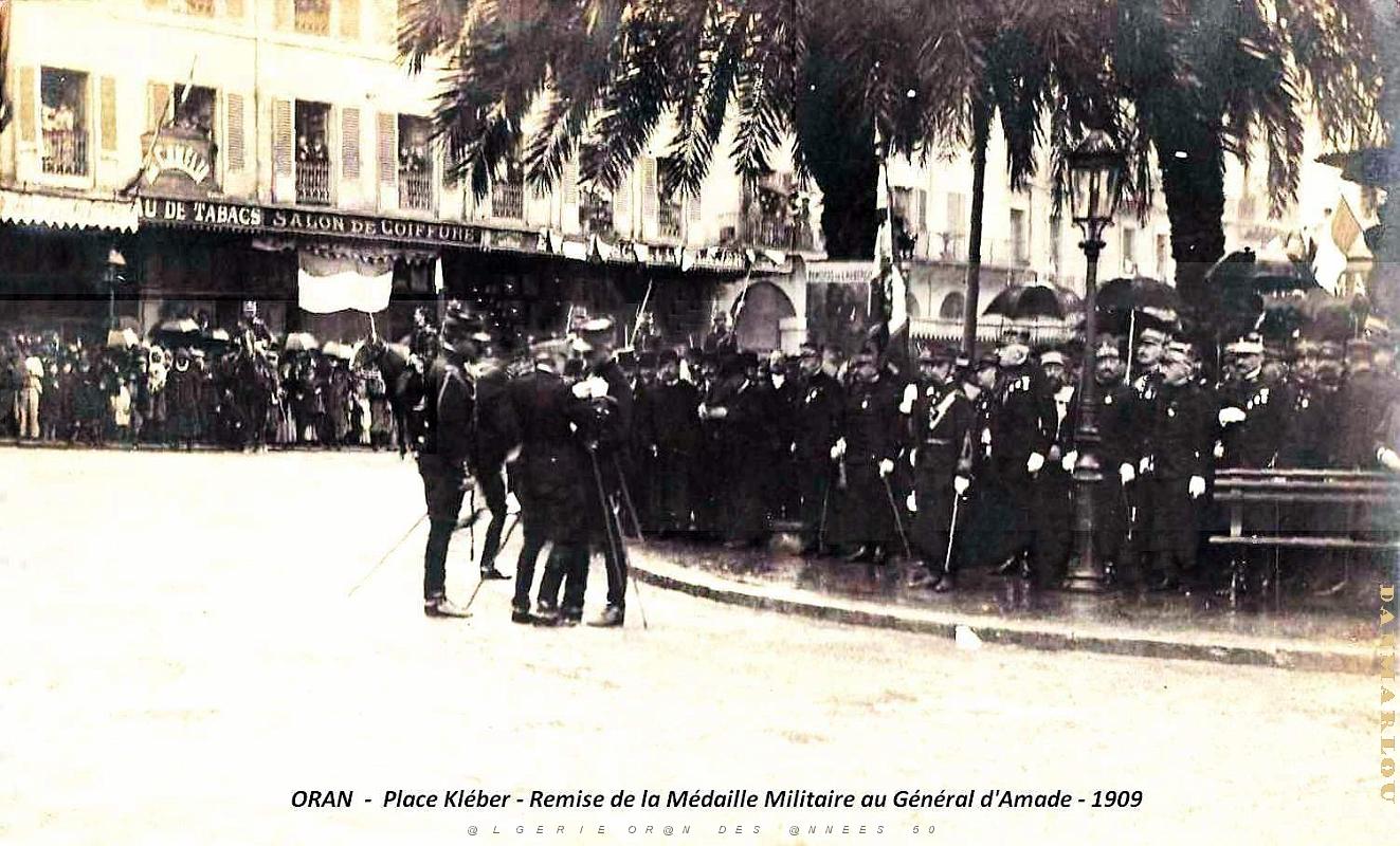 3093- Oran - Place Kleber - Medaille Militaire au General d'Amade - 1909.jpg